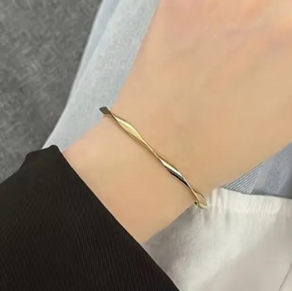 Elegant Gold-Tone Bracelet Set - Picture 2 of 5